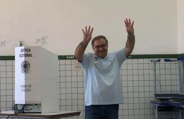 Álvaro Dias registra voto e cita obras e Plano Diretor como legados da gestão