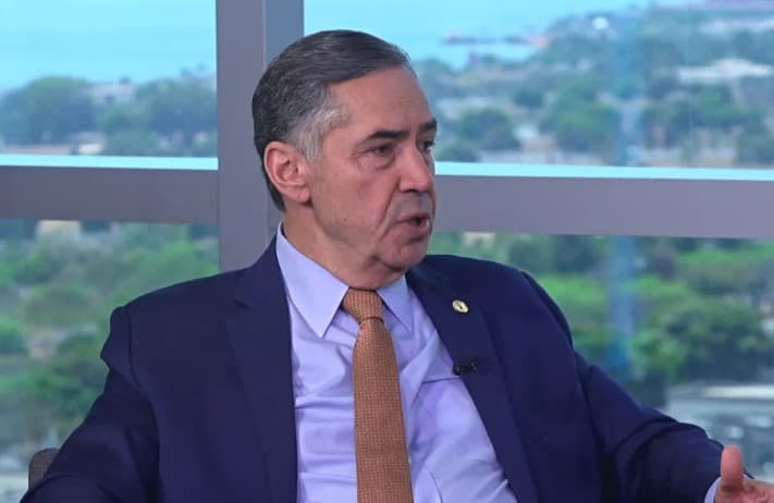 Poderes têm dever de cumprir decisões do Judiciário, diz Barroso