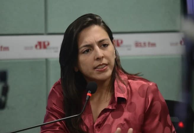 Natália deposita judicialmente R$ 7,2 mil, valor que entende dever, e pede manutenção da posse do imóvel para evitar despejo; proprietária cobra R$ 11 mil