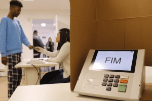 155 milhões de brasileiros elegem 5.569 prefeitos neste domingo