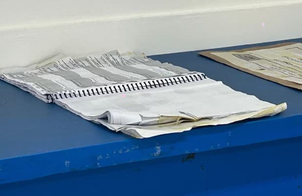 Goteira molha caderno de votação de uma das seções na UERN; material precisou ser reimpresso