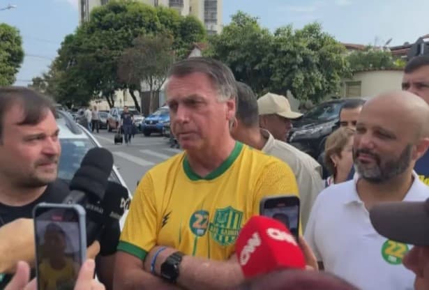 Bolsonaro diz que primeiro turno foi “uma sapecada monumental em cima da esquerda”