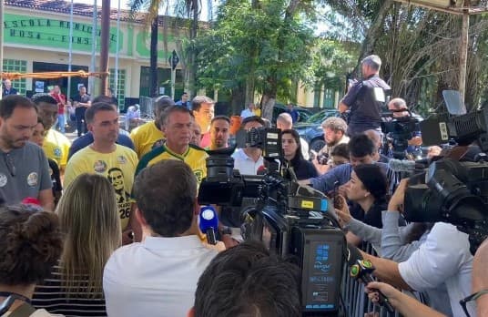 Após votar, Jair Bolsonaro afirma que apoiaria "qualquer um" contra Boulos em hipotético segundo turno nas eleições de São Paulo