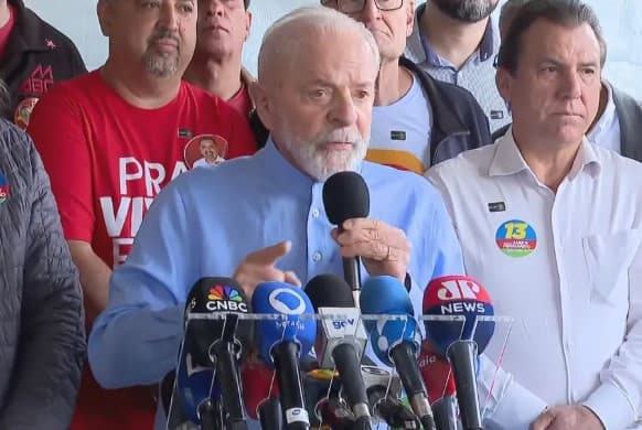 ‘Não podemos deixar o povo decidir desinformado', diz Lula após votar