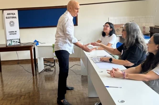 Moraes vota em SP, faz selfies com eleitores e deixa local sem falar com imprensa