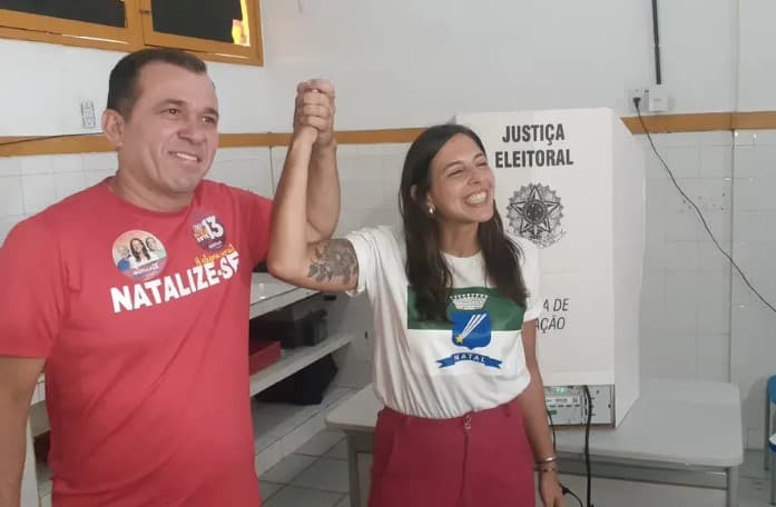 Natália Bonavides (PT), candidata à Prefeitura de Natal, vota acompanhada do vice Milklei Leite