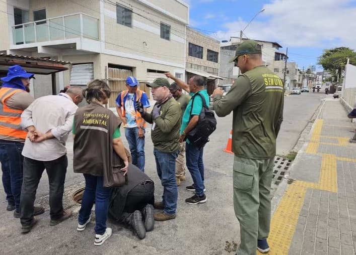Fiscalização volta a encontrar esgoto na praia de Areia Preta em Natal; boletim aponta que praia está própria para banho