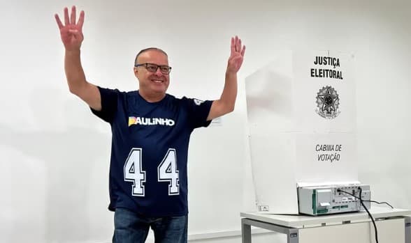 Paulinho Freire (União), candidato a prefeito de Natal, vota e demonstra confiança
