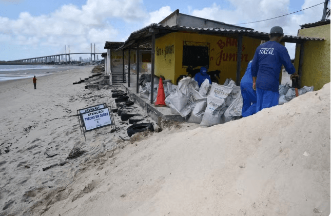 Defesa Civil interdita pelo menos 14 barracas na Praia da Redinha