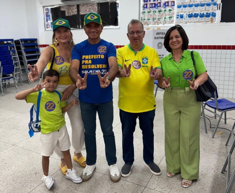 Candidato a prefeito, Salatiel de Souza (PL), vota em Parnamirim