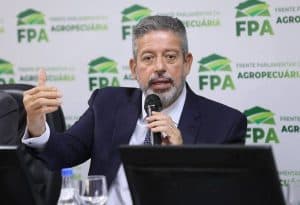 Lira promete ‘celeridade’ da Câmara para cortar gastos, mas não para reforma do IR: ‘Uma coisa de cada vez’