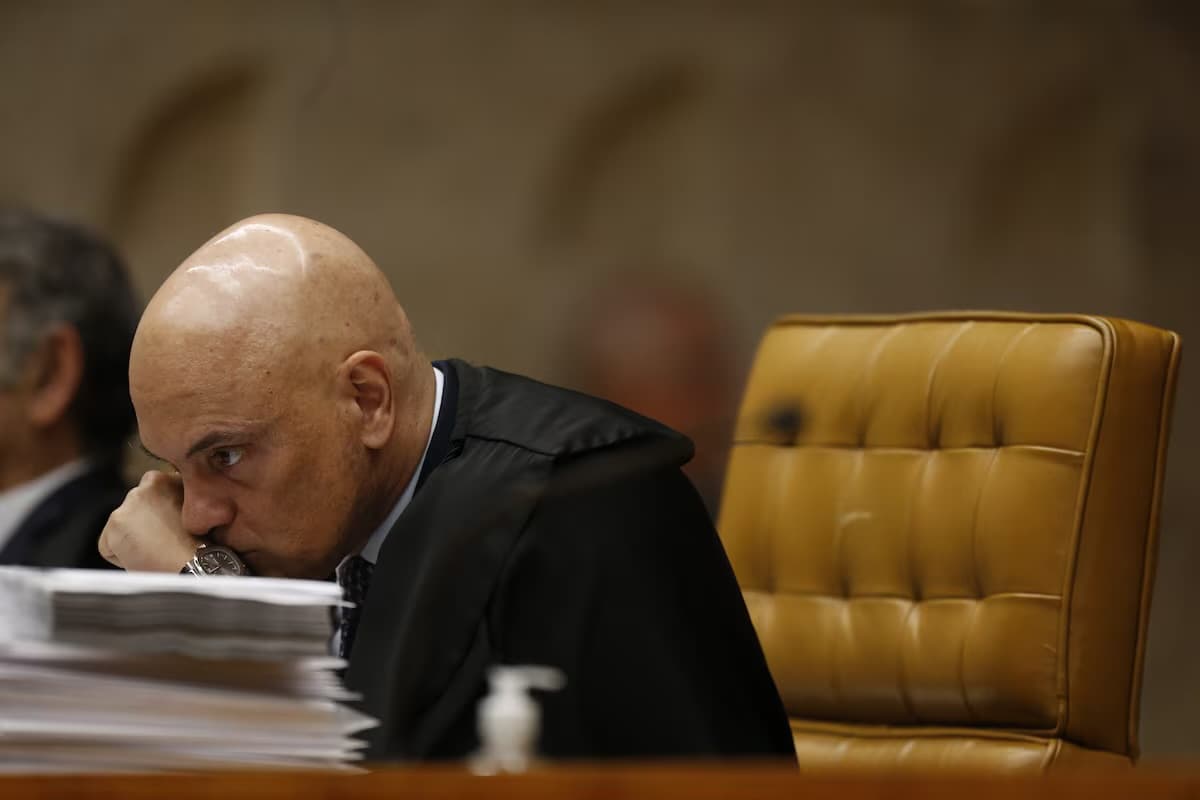 Permanência de Moraes em inquérito contra Bolsonaro pode gerar risco de anulação, alertam juristas
