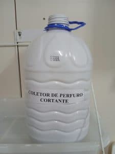 CASO WALFREDO: Garrafas de plástico estão sendo usadas para descarte de materiais perfurocortantes