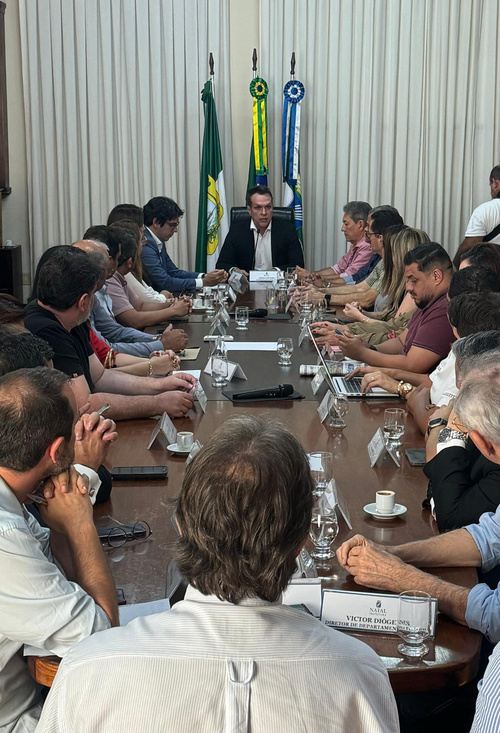 Prefeito em exercício, Eriko Jácome, se reúne com secretariado para discutir andamento de obras e ações em Natal