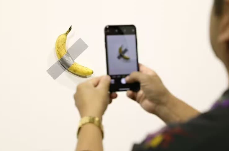 Mordida duas vezes, arte de ‘banana colada com fita adesiva' é vendida por R$ 35 milhões em leilão nos EUA