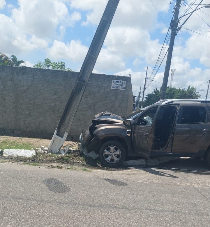 Empresário é baleado, perde controle de carro e bate em poste na Grande Natal