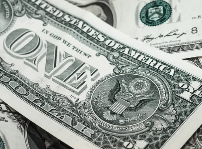 Dólar bate R$ 6 pela 1ª vez na história diante do pacote fiscal do governo Lula