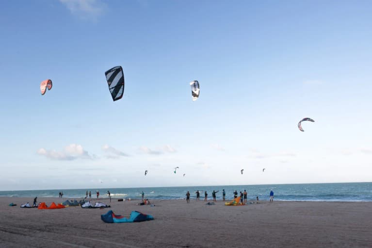 ENGORDA DE PONTA NEGRA: Ampliação da faixa de areia atrai adeptos de kitesurf e parapente