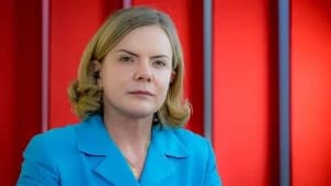 Golpe não aconteceu por Bolsonaro ser covarde, diz Gleisi