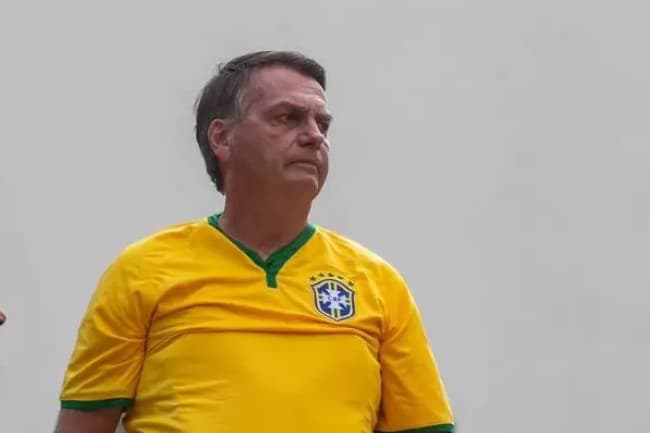 "Não vou sair do meu país, porque não fiz nada de errado", diz Bolsonaro