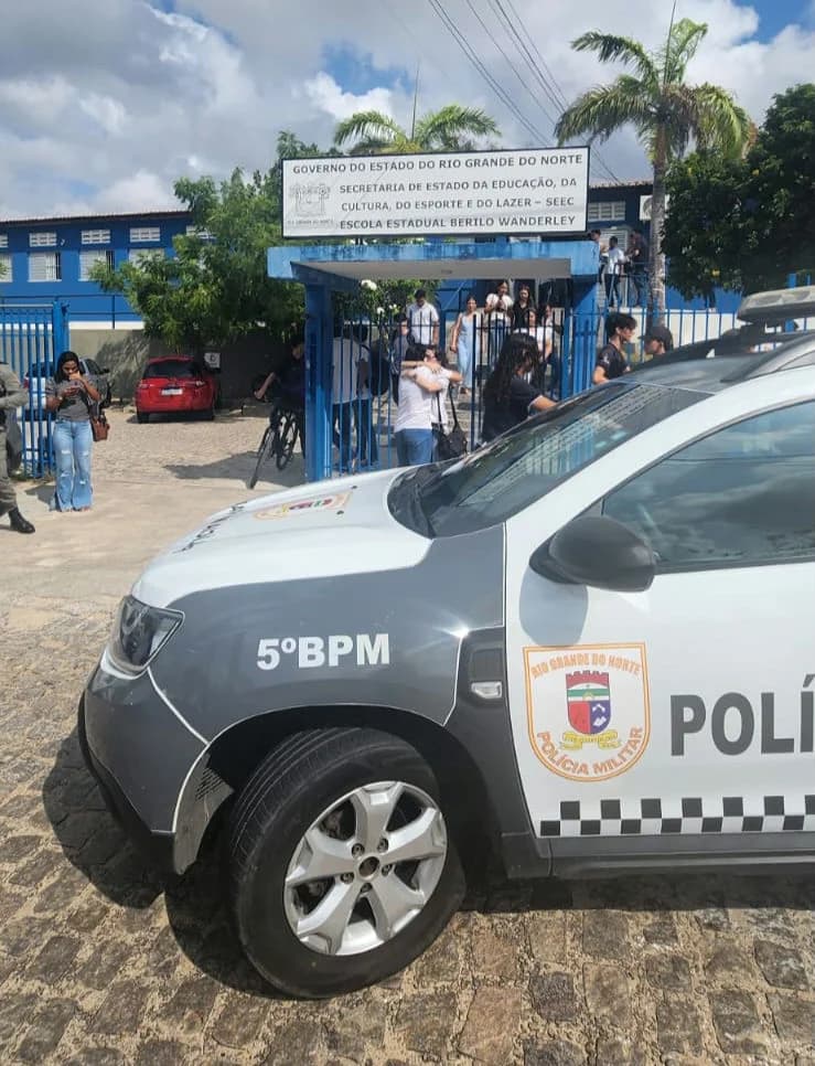 FOTOS: Polícia evita tragédia em escola na zona sul de Natal