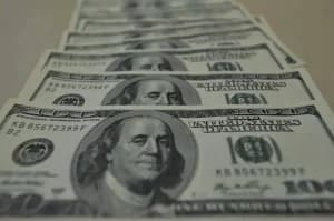Inflação, viagens e compras mais caras no exterior, impacto em exportações e importações: os efeitos do dólar alto