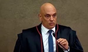 Alexandre de Moraes nega pedido de Carla Zambelli para visitar presas do 8 de janeiro