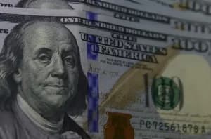 Dólar fecha 2024 a R$ 6,17 e acumula alta de 27% no ano