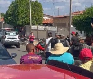 Prefeito é escoltado pela PM e recebe ‘ovada’ após entrevista no último dia de mandato no RN