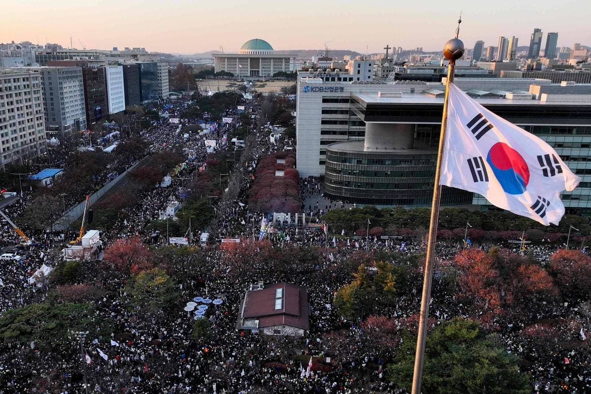 Presidente da Coreia do Sul sofre impeachment após tentativa de autogolpe