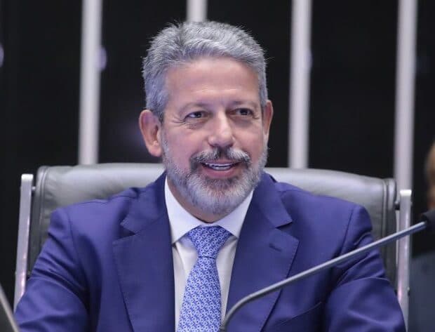 Aliados aconselham Lira a rejeitar ministério, mas governistas querem ‘amarrá-lo’ a Lula