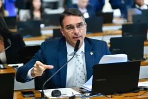 Flávio Bolsonaro defende Caiado de punição que foi pedida pelo PL