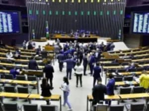Bancada evangélica ameaça travar orçamento com termos identitários