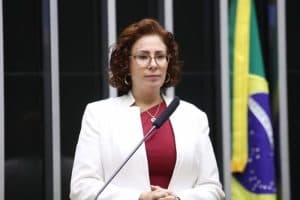 Zambelli critica texto de proteção à mulher por destinar verba a ONGs e estimular o aborto