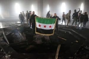 Rebeldes sírios queimam túmulo do pai de Bashar al-Assad