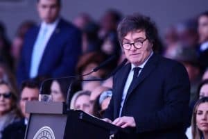 Milei promete plano nuclear e redução de 90% dos impostos na Argentina