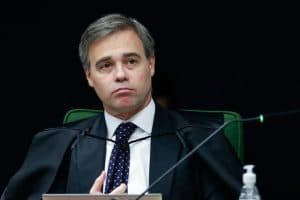 Só Mendonça vota para tirar Moraes de inquérito contra Bolsonaro