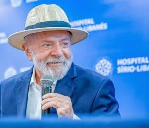 Em almoço, Lula fala sobre riscos de morte e faz piada sobre cirurgia
