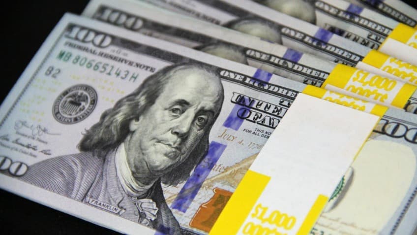 Dólar supera R$ 6,20 em dia de dados de desemprego e inflação