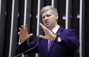 ‘Assim como Dilma, Lula está levando o Brasil à falência’, diz Van Hattem
