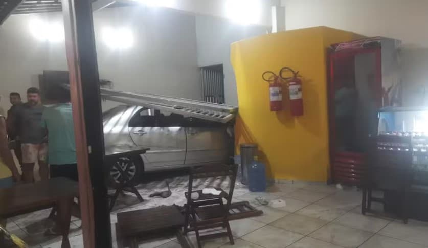Criança de 3 anos segue internada em UTI uma semana após ser atropelada por carro conduzido por motorista embriagado que invadiu lanchonete