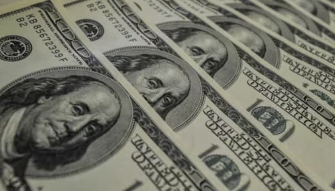 Banco Central leiloa mais US$ 1,8 bilhão na última sessão do ano após dólar bater R$ 6,24