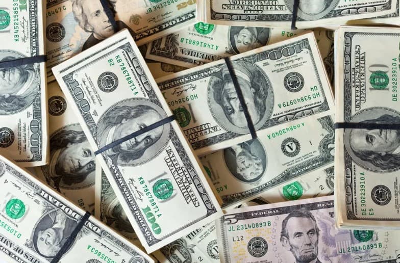 Dólar opera em alta e bate R$ 6,22, de olho em pacote fiscal no Brasil e decisão de juros nos EUA
