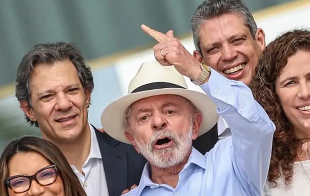Lula informa aos ministros que fará trocas no 1º escalão
