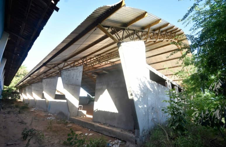 Mais de 50% das obras contratadas com recursos federais em 2024 estão paradas