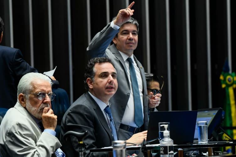 Congresso promulga PEC do ajuste fiscal com novas regras para abono salarial e mudanças no Fundeb