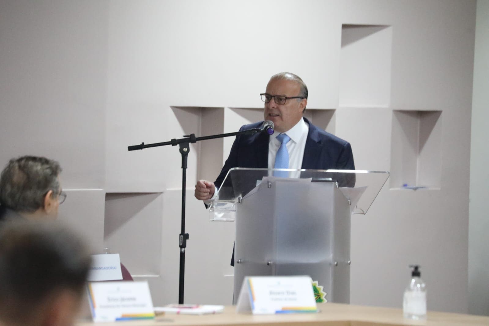 Prefeito eleito Paulinho Freire exonera cargos comissionados
