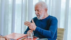 Lula critica mãe que dá celular para criança se acalmar: "Comportamento desumano"