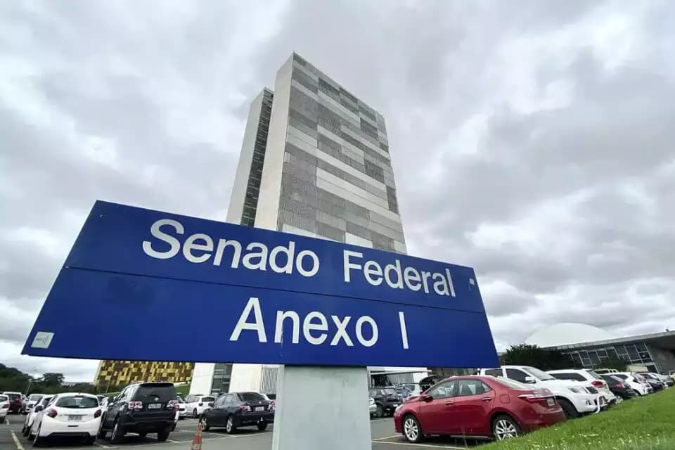 Senado torra mais de R$2,3 milhões somente pagando hora extra em um mês