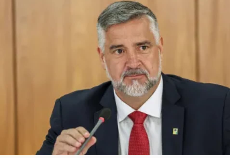 Ex-ministro da Secretaria de Comunicação promoveu namorado da filha antes de sair do cargo